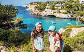 Die Umgebung erkunden mit der vamos Kinderbetreuung - Foto: Bethel Fath